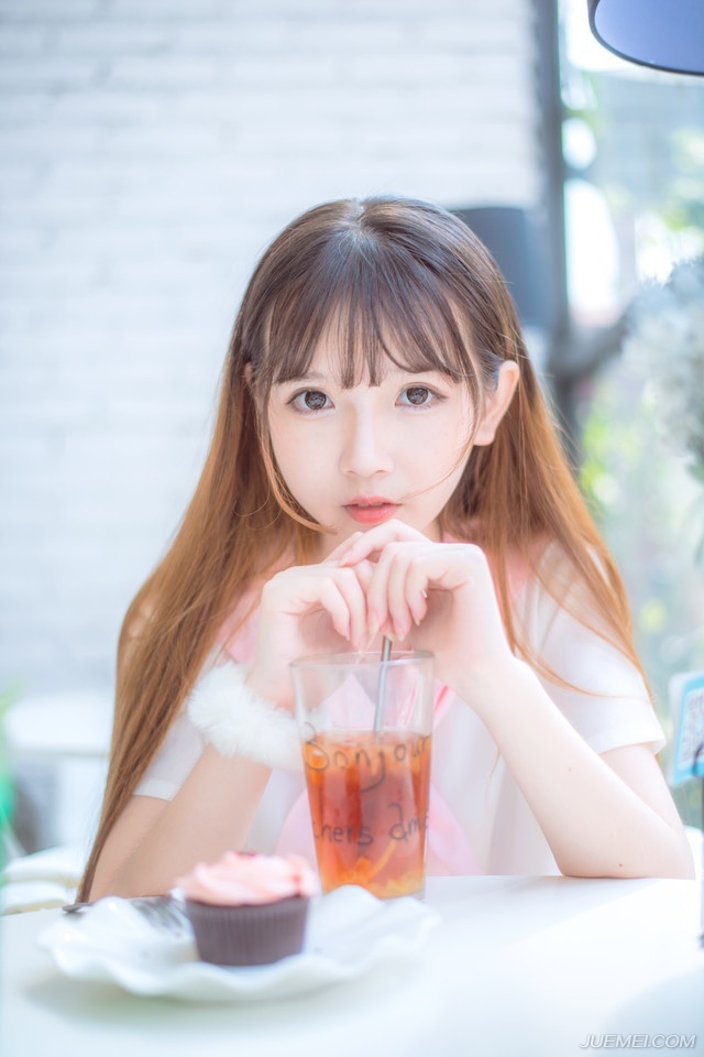 一声闷响伴随着刺耳的骨骼碎裂声中，虎卫魁梧的身体就这么仿佛遭到重物撞击一般离地而起，眼中还带着愕然的表情，胸口却整个凹陷下去。